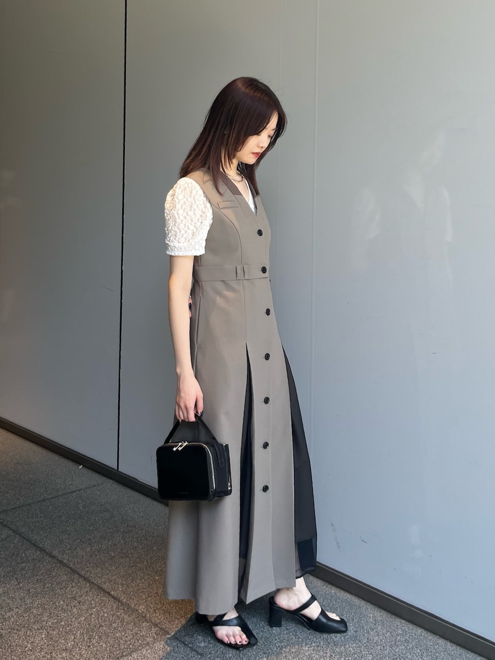 ホワイト系のTシャツ/カットソー、ベージュ系のワンピースを着用したレディースの夏コーディネートの3枚目の写真