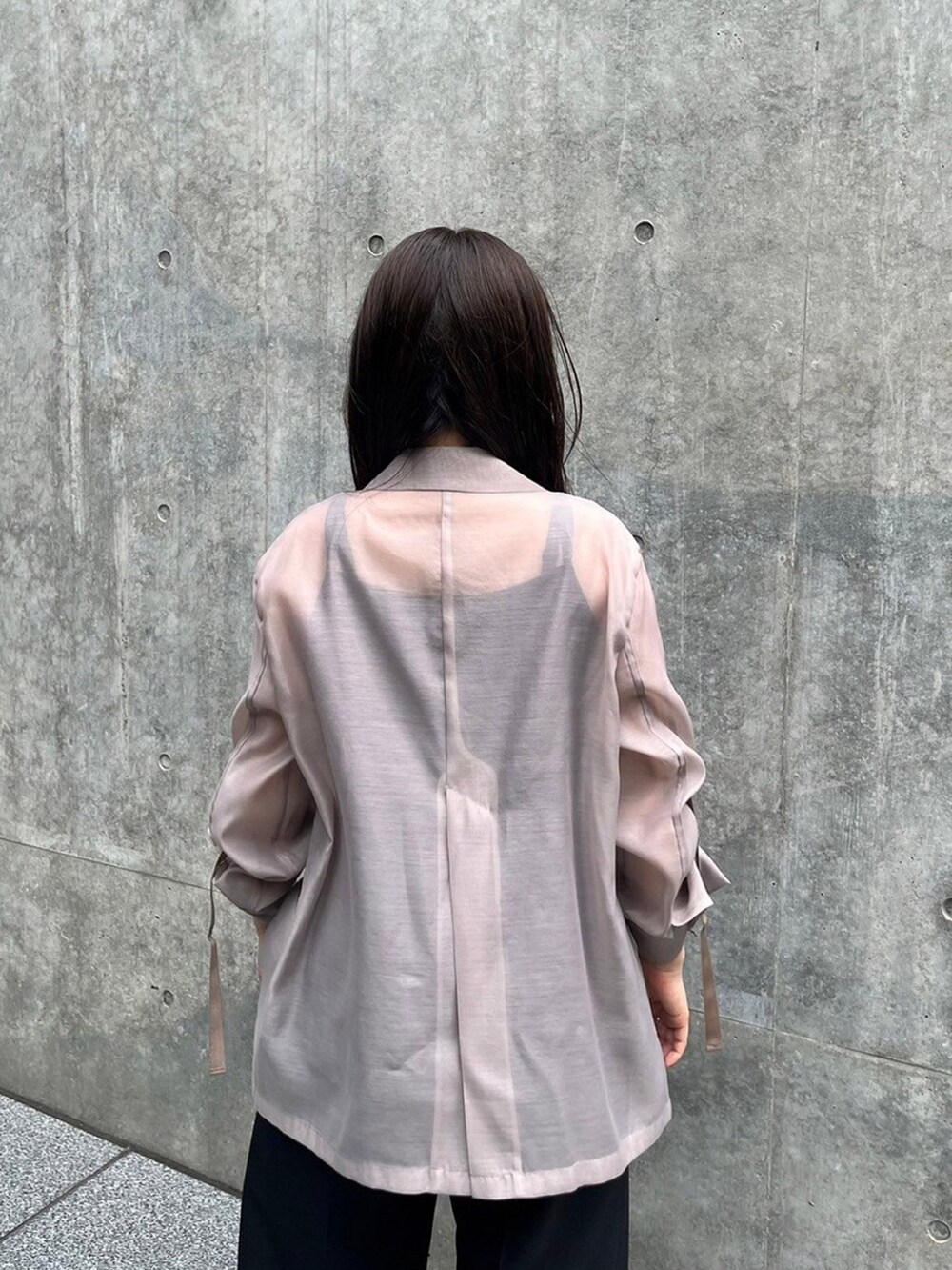 ベージュ系のテーラードジャケット、ブラック系のその他パンツを着用したレディースの夏コーディネートの3枚目の写真