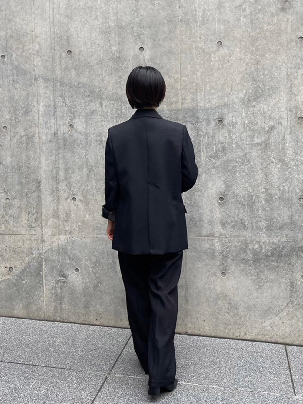 ブラック系のテーラードジャケット、ブラック系のその他パンツを着用したレディースの秋コーディネートの3枚目の写真