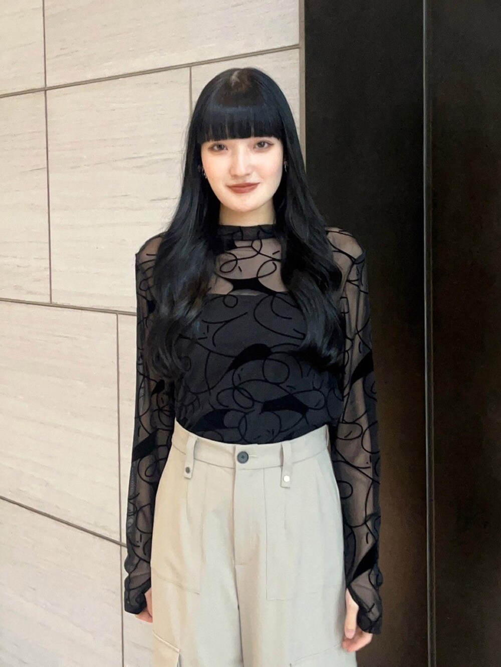 ベージュ系のカーゴパンツ、ブラック系のTシャツ/カットソーを着用したレディースの春コーディネートの5枚目の写真