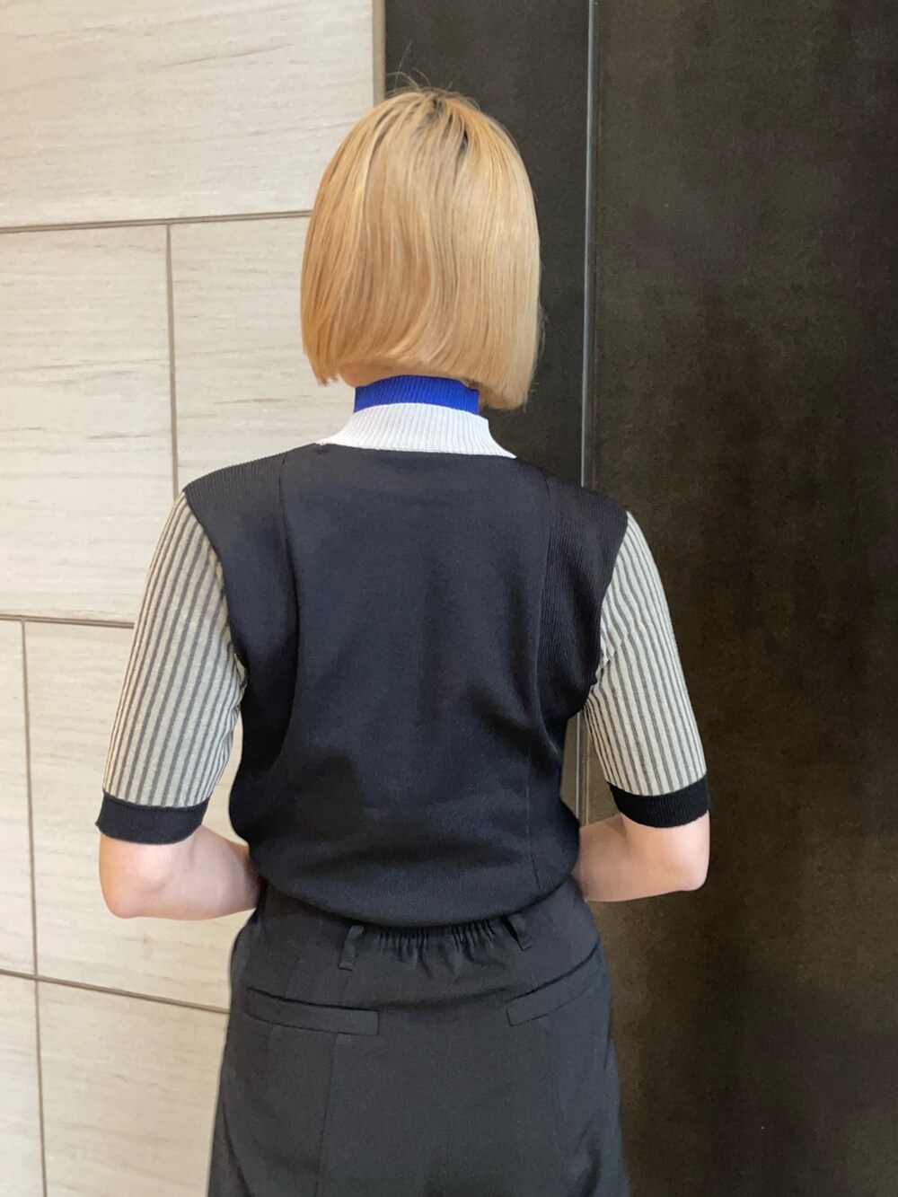 ブラック系のその他パンツ、ブラック系のニット/セーターを着用したレディースの春コーディネートの6枚目の写真