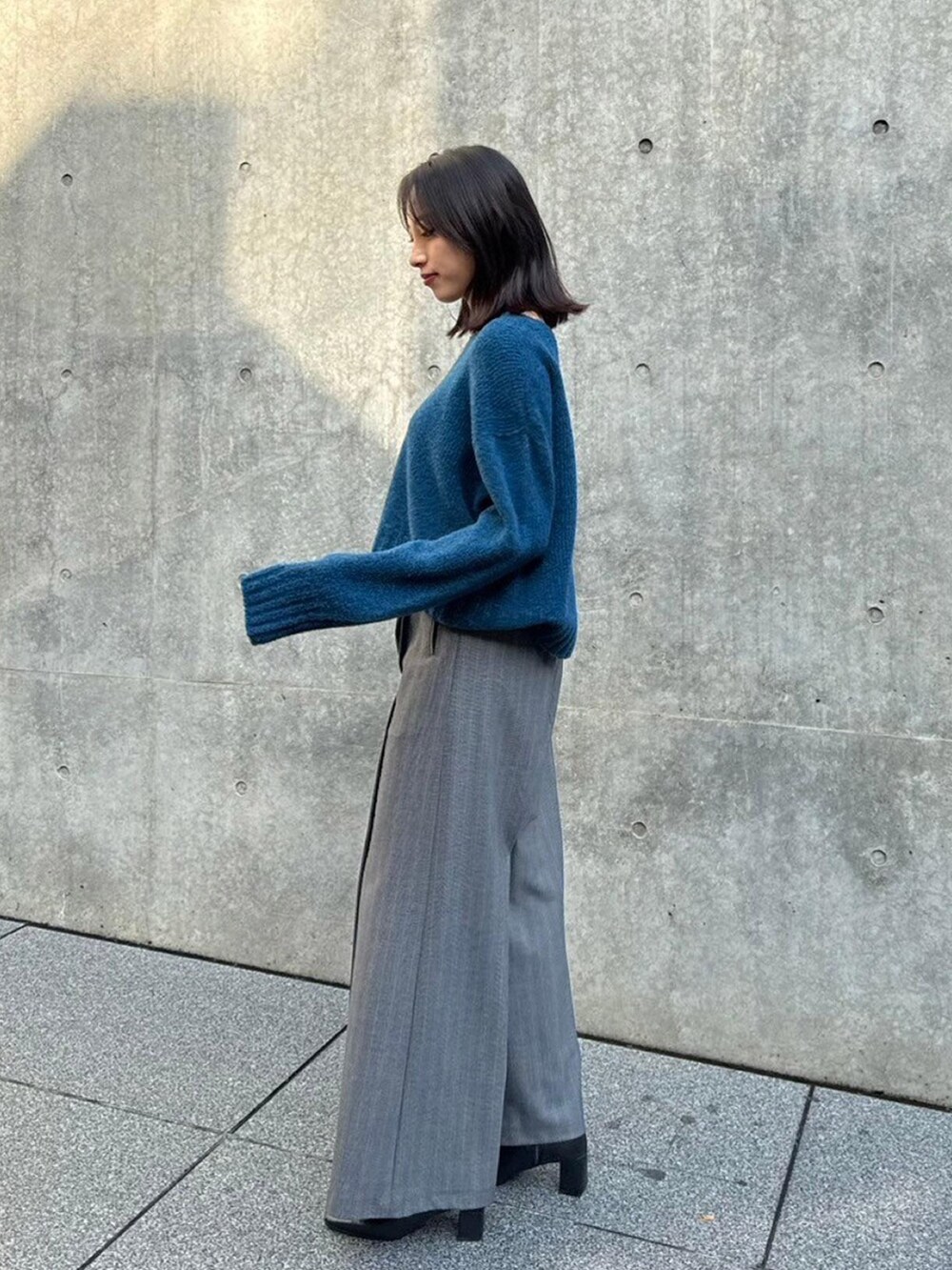 「UNITED TOKYOのループヤーンVネックニット（ニット/セーター、ブルー系）」を使った、UNITED TOKYO STAFFさん（レディース・161cm）の秋コーディネートの2枚目の写真