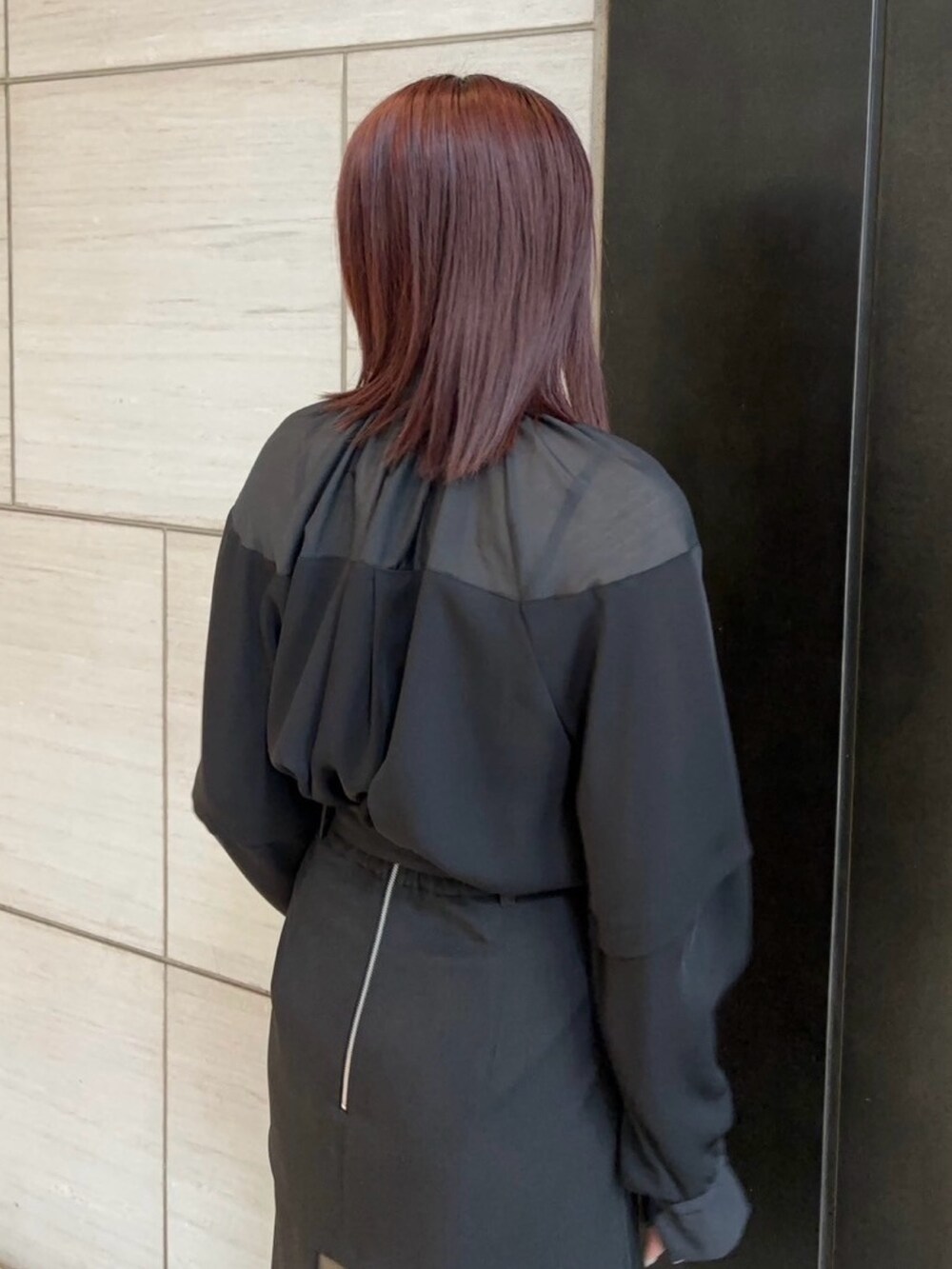 ブラック系のシャツ/ブラウス、ブラック系のスカートを着用したレディースの春コーディネートの6枚目の写真