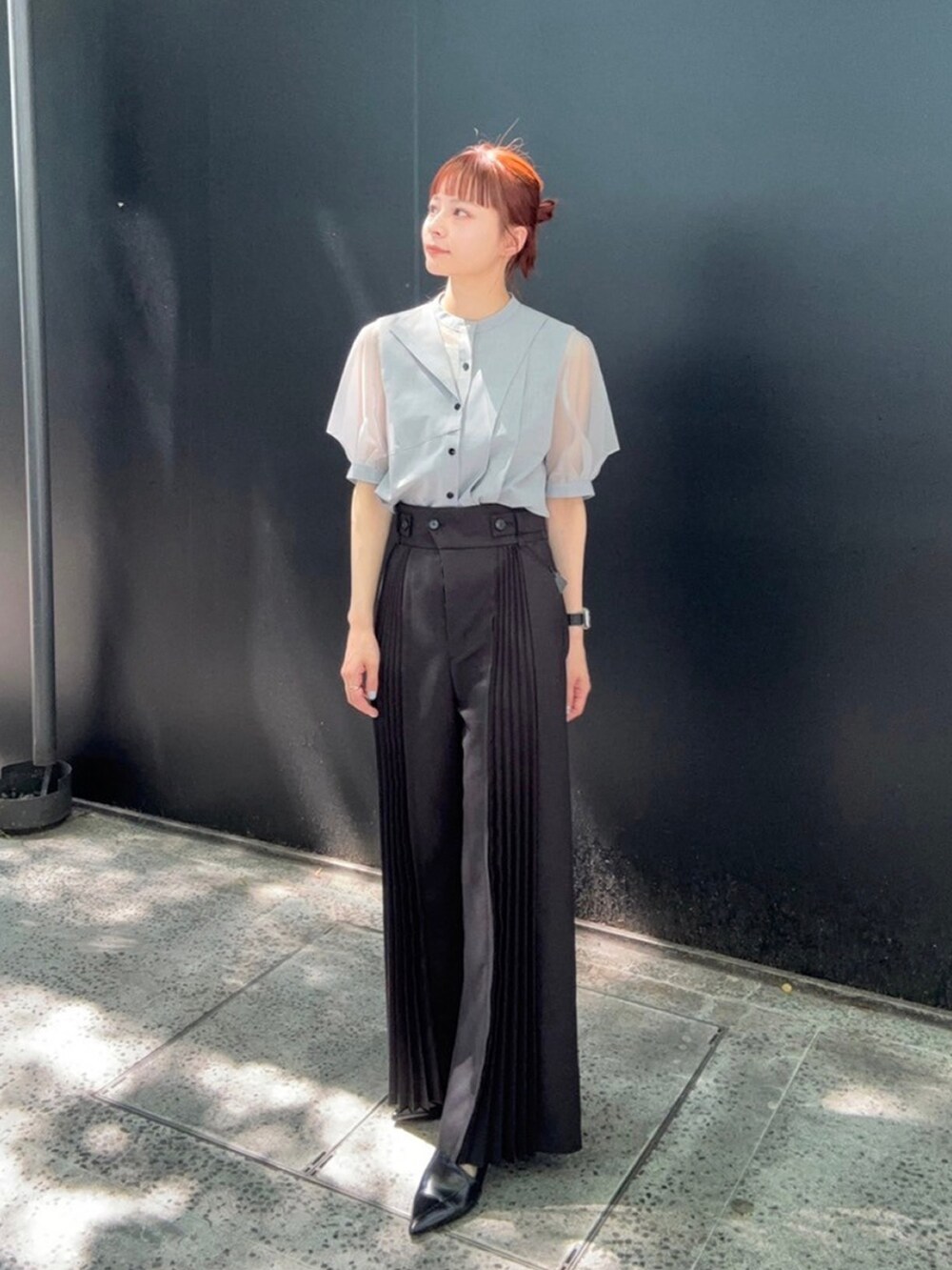 グレー系のシャツ/ブラウス、ブラック系のその他パンツを着用したレディースの夏コーディネートの2枚目の写真