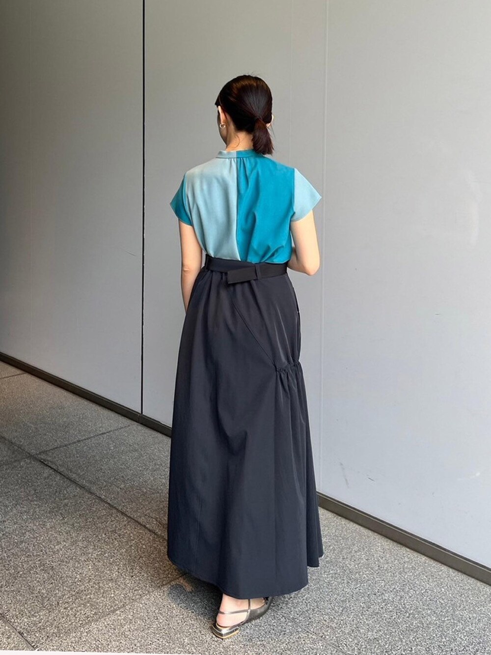 グリーン系のシャツ/ブラウス、ブラック系のスカートを着用したレディースの夏コーディネートの3枚目の写真