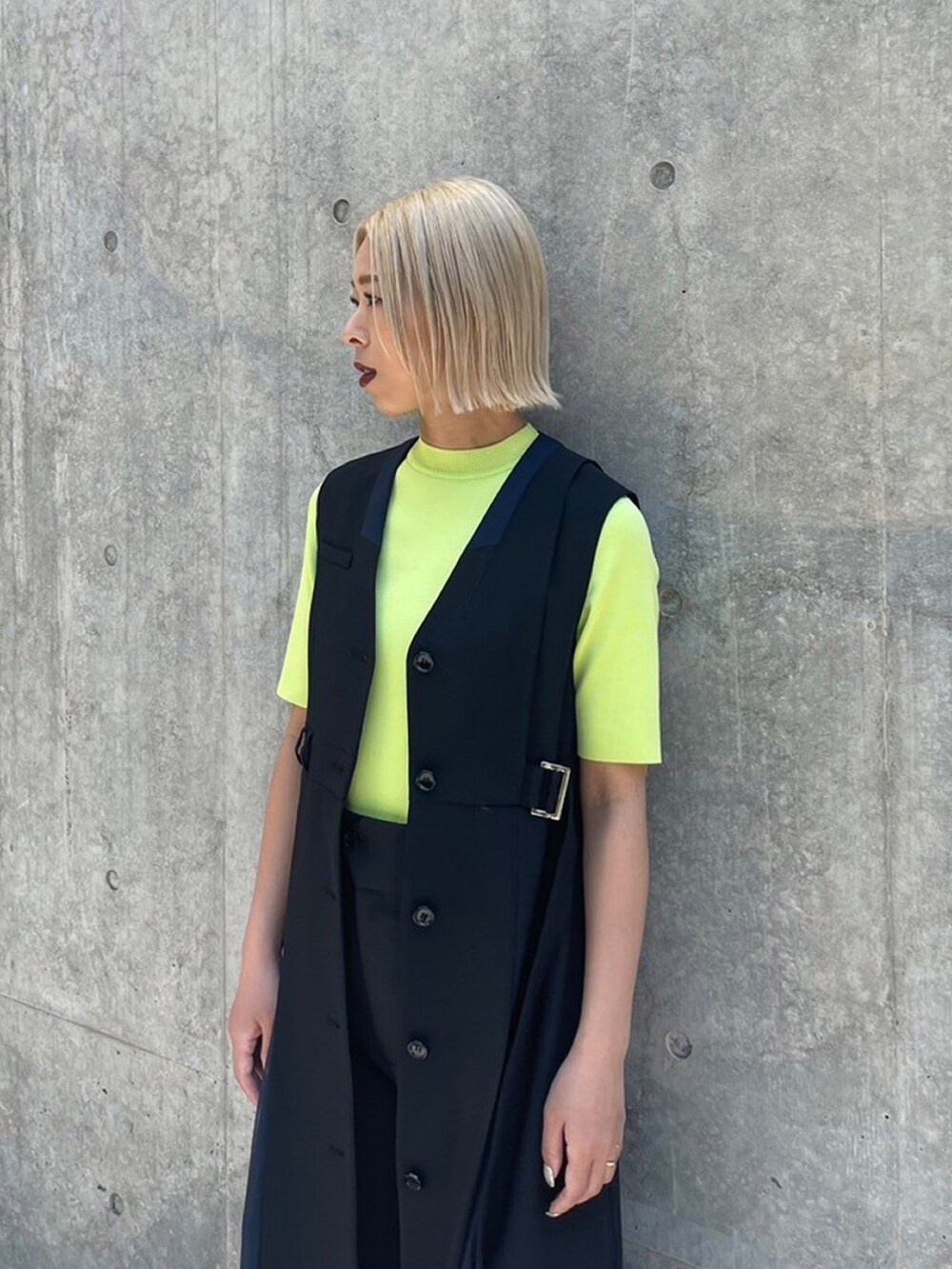 ブラック系のワンピース、グリーン系のニット/セーターを着用したレディースの夏コーディネートの3枚目の写真