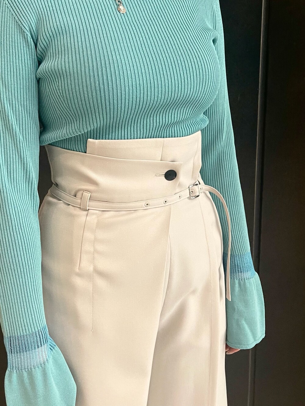 グレー系のスラックス、ブルー系のニット/セーターを着用したレディースの春コーディネートの7枚目の写真