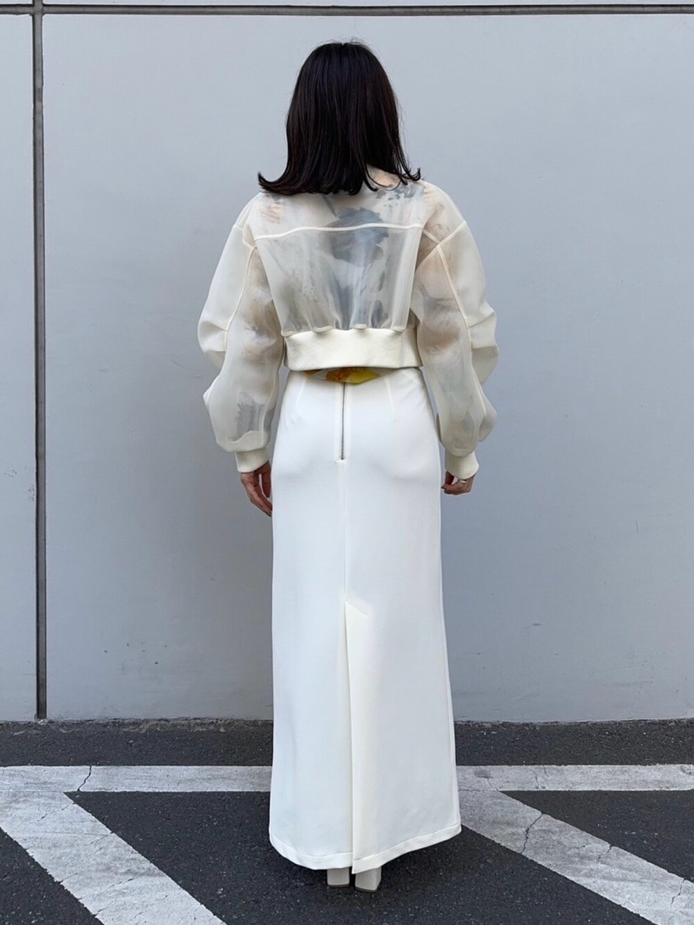 ベージュ系のブルゾンを着用したレディースの春コーディネートの3枚目の写真