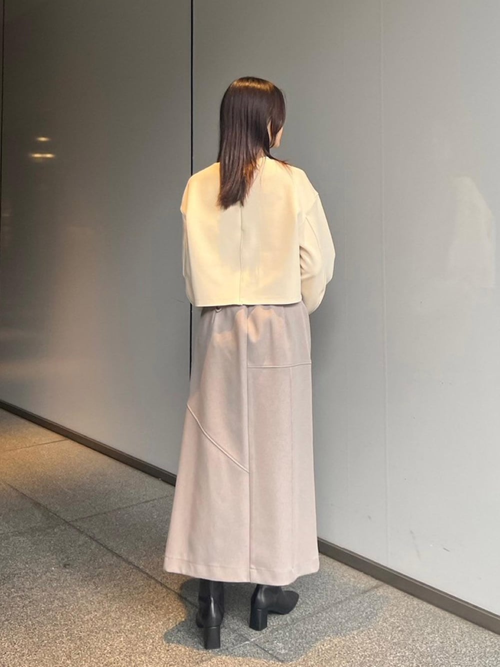 「UNITED TOKYOのボンディングカットプルオーバー（スウェット、ベージュ系）」を使った、UNITED TOKYO STAFFさん（レディース・163cm）の秋コーディネートの3枚目の写真