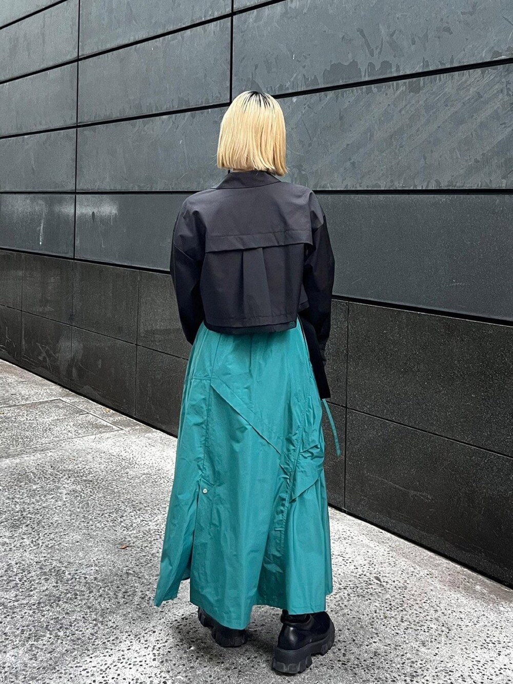 ブラック系のシャツ/ブラウス、グリーン系のスカートを着用したレディースの秋コーディネートの3枚目の写真