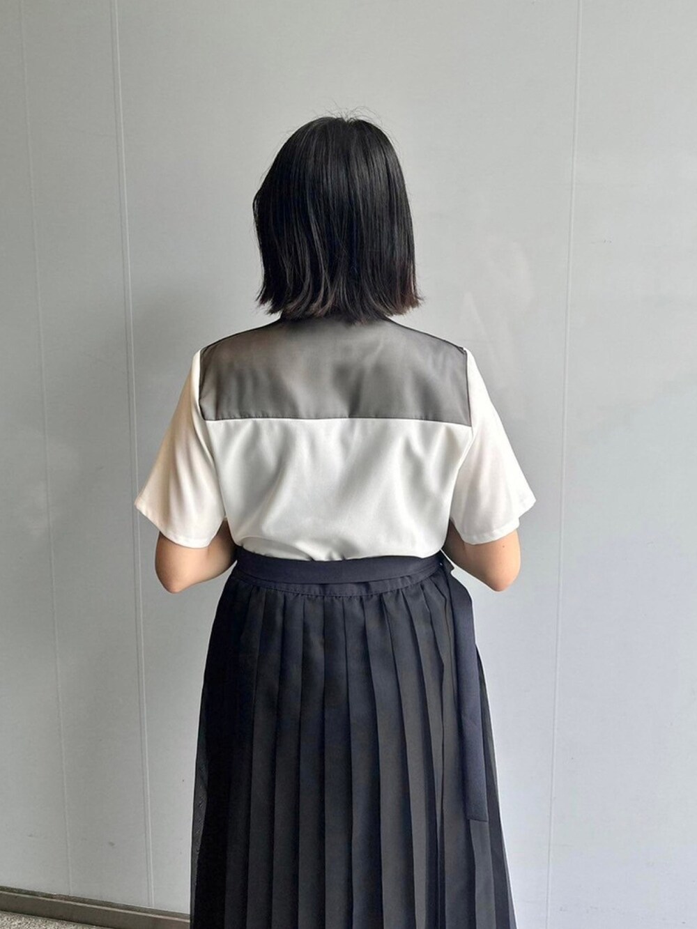 ブラック系のシャツワンピースを着用したレディースの春コーディネートの6枚目の写真