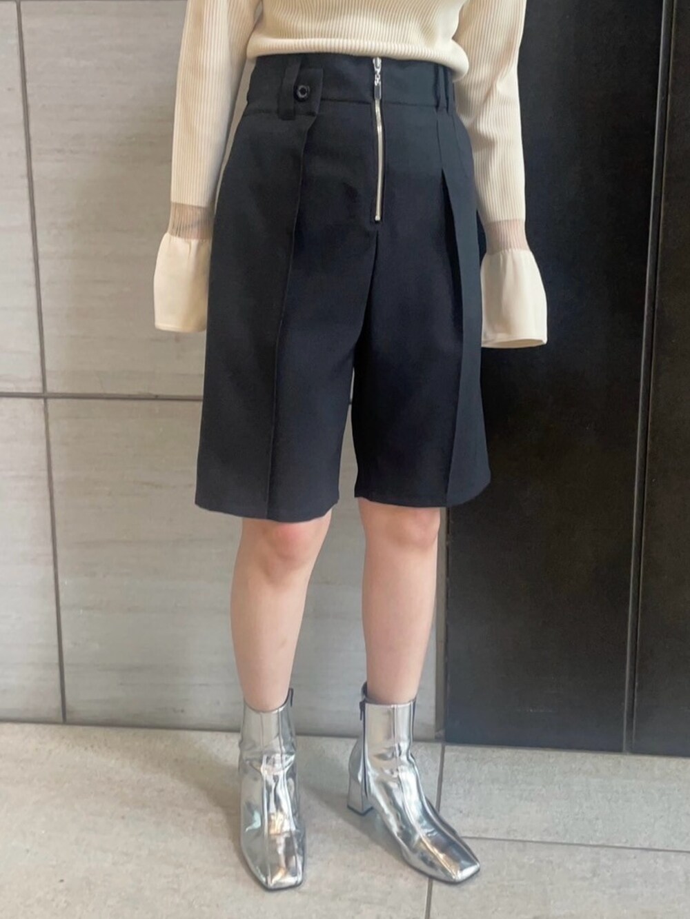 ブラック系のその他パンツ、ベージュ系のニット/セーターを着用したレディースの春コーディネートの7枚目の写真