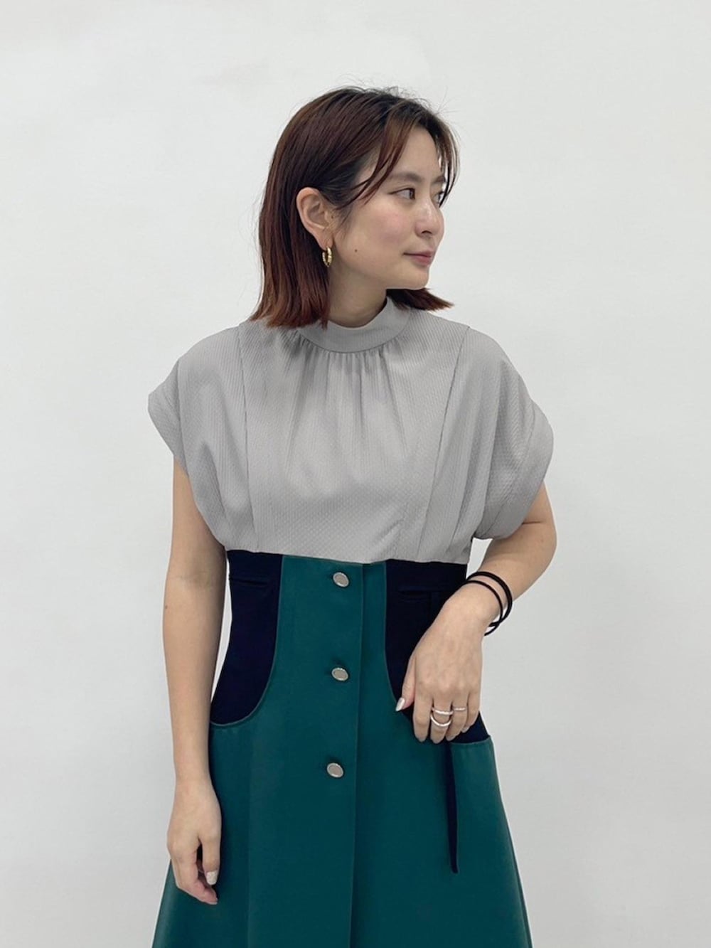 グリーン系のワンピースを着用したレディースの春コーディネートの5枚目の写真