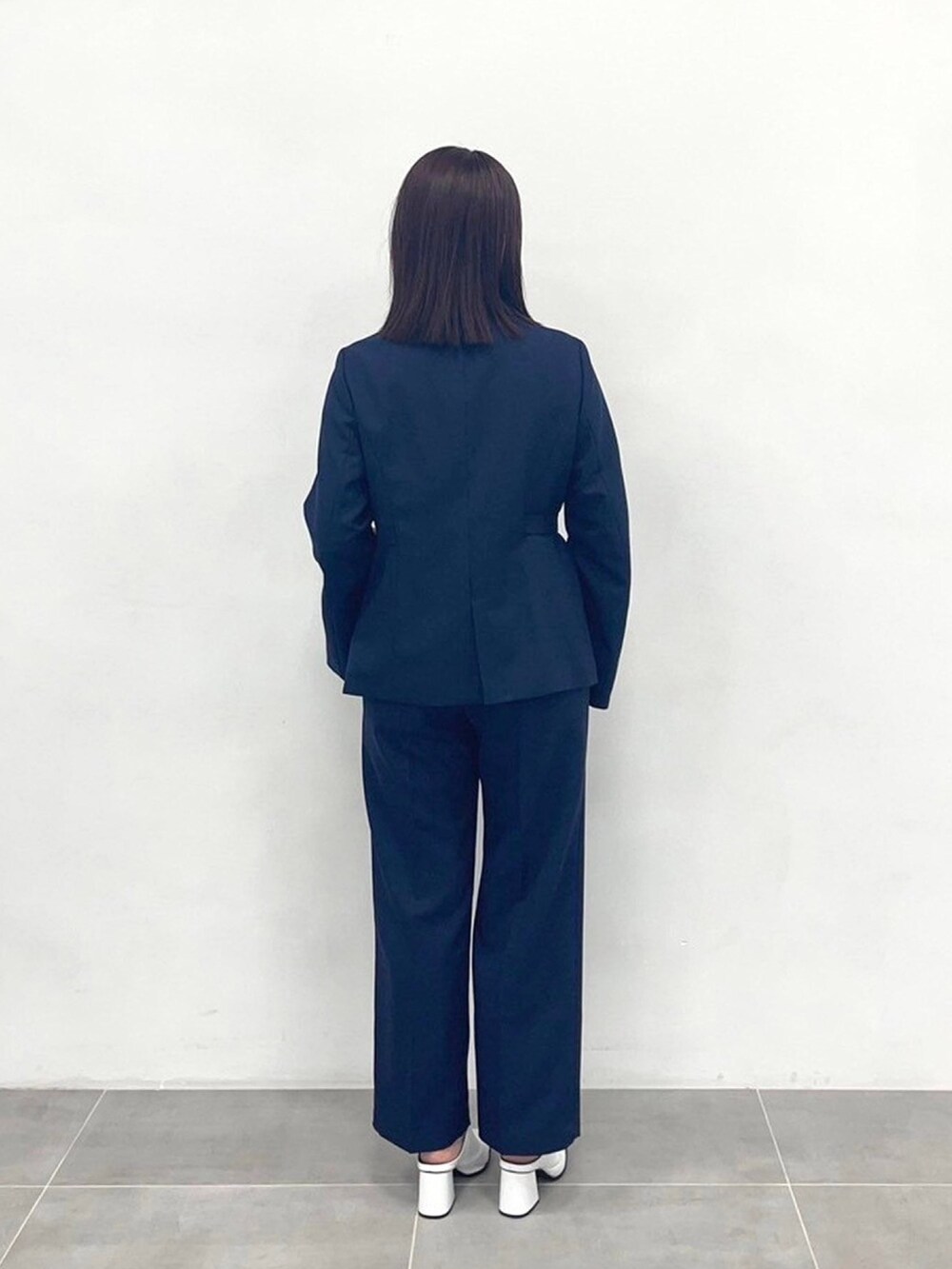 ブルー系のセットアップ、ブルー系のスラックスを着用したレディースの春コーディネートの3枚目の写真