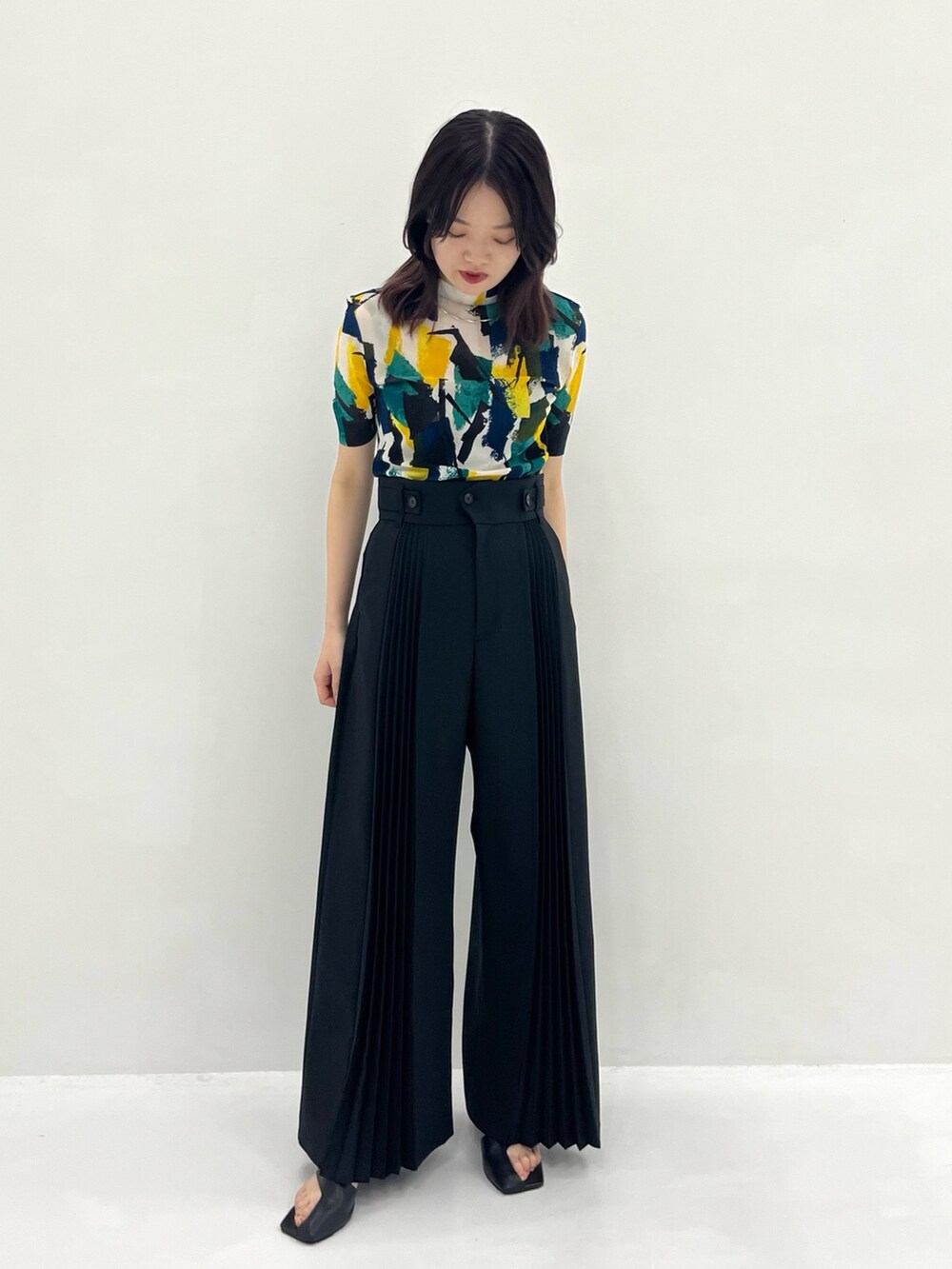 ブルー系のTシャツ/カットソー、ブラック系のその他パンツを着用したレディースの春コーディネートの2枚目の写真