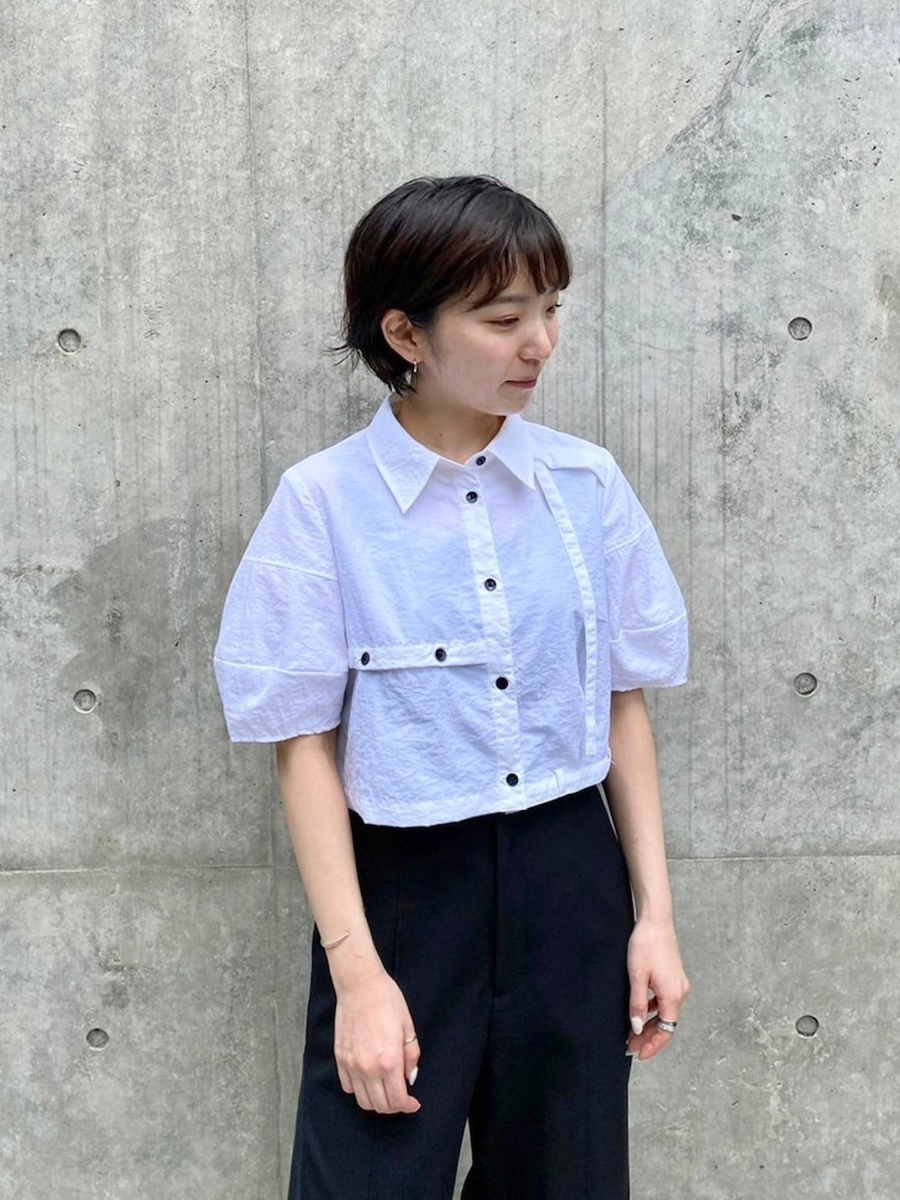 ホワイト系のシャツ/ブラウス、ブラック系のその他パンツを着用したレディースの春コーディネートの5枚目の写真