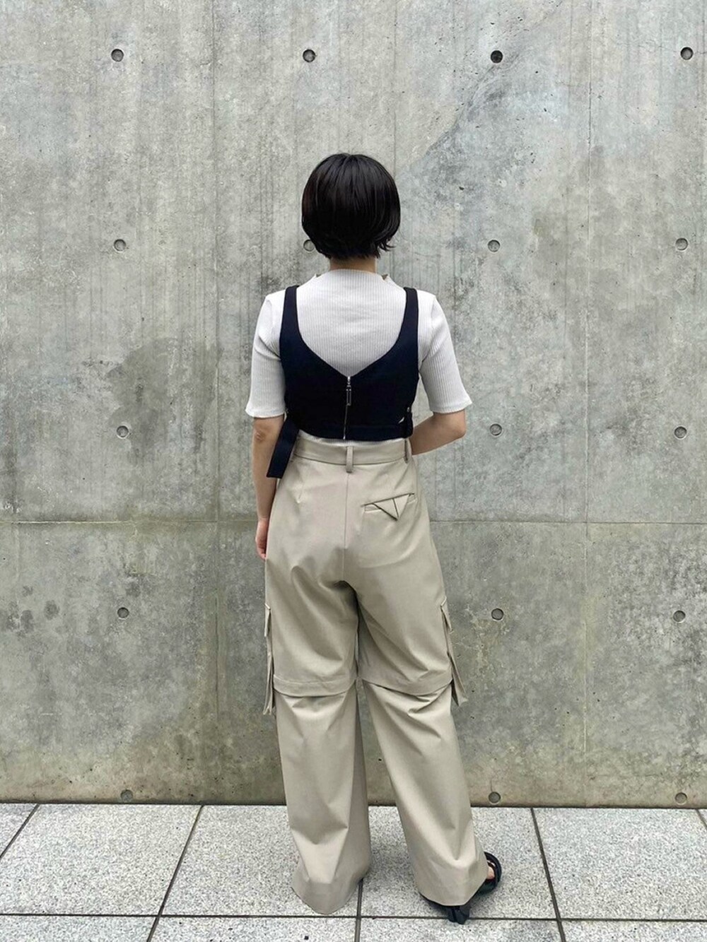 ホワイト系のTシャツ/カットソー、ブラック系のベストを着用したレディースの春コーディネートの3枚目の写真