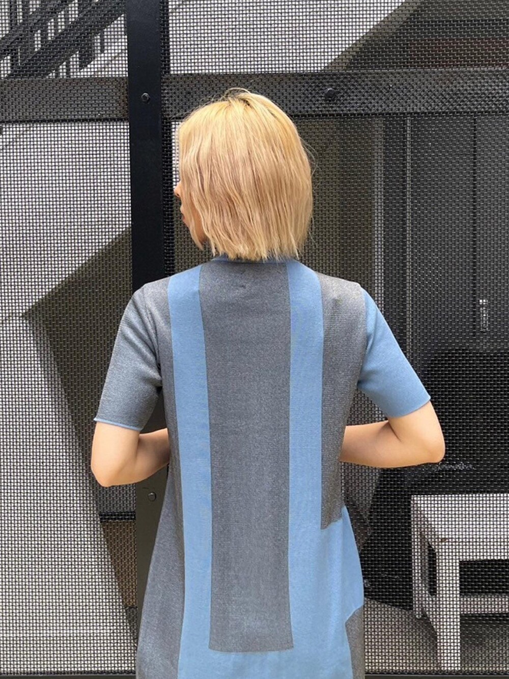 ブルー系のワンピース、ブラック系のその他パンツを着用したレディースの夏コーディネートの6枚目の写真