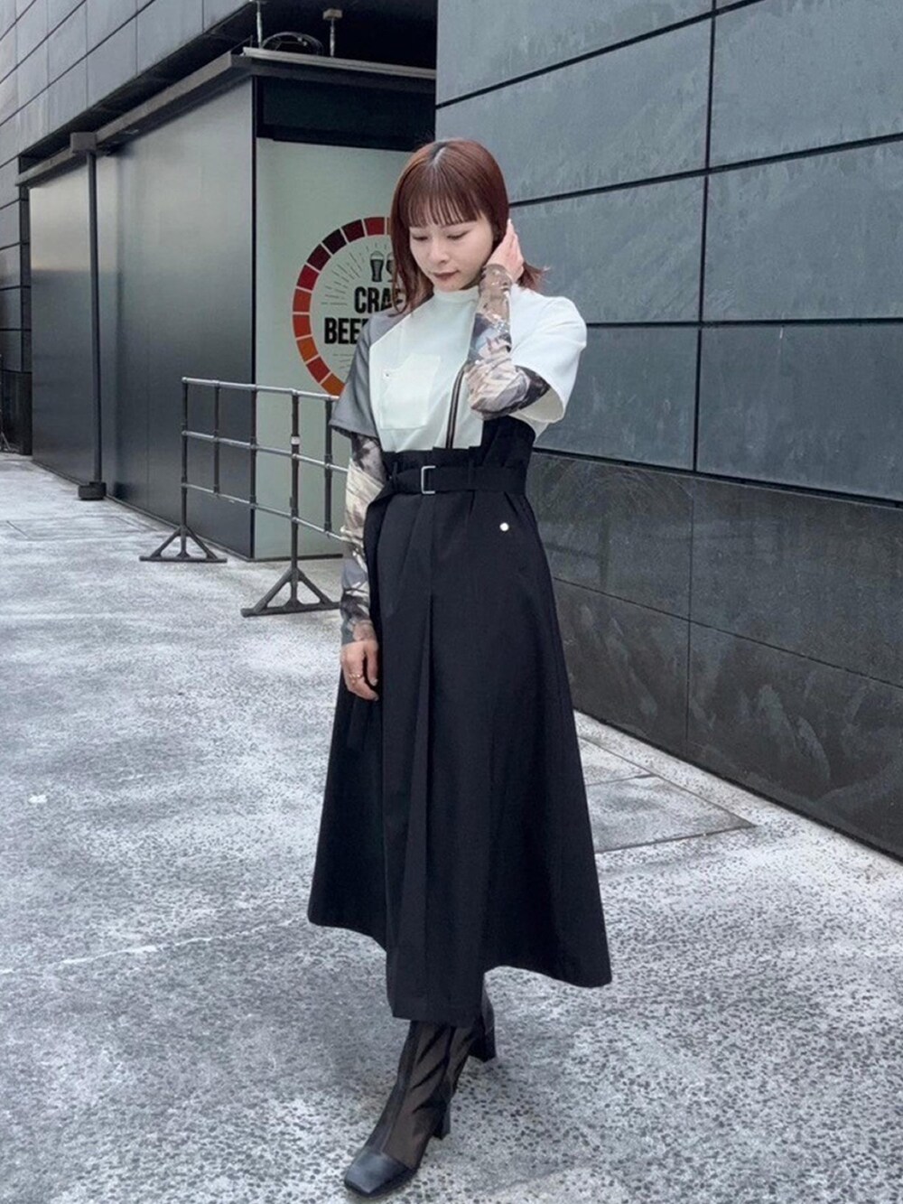 ホワイト系のワンピース、グレー系のTシャツ/カットソーを着用したレディースの春コーディネートの2枚目の写真