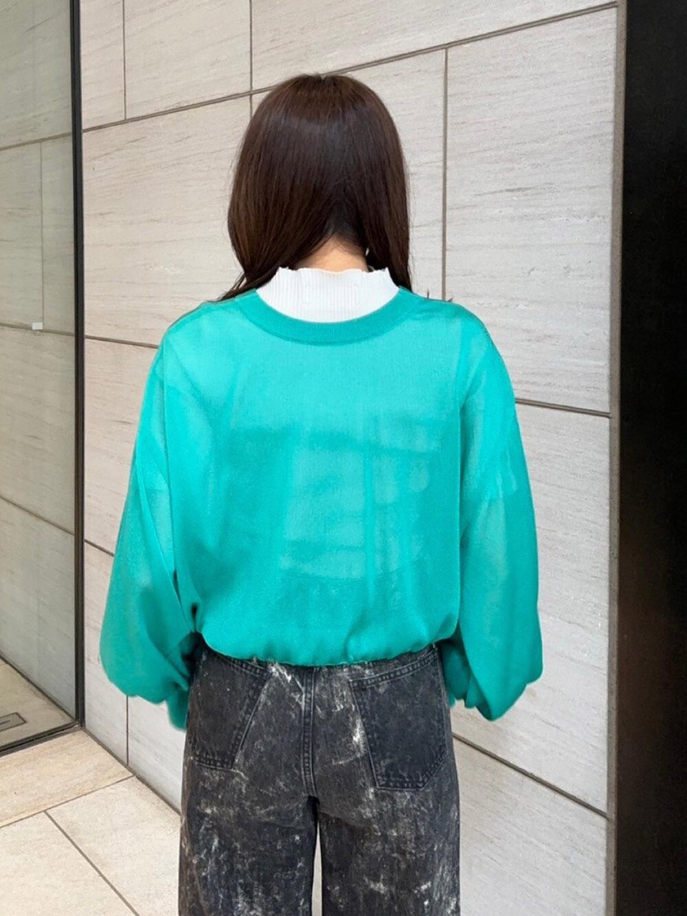 グリーン系のカーディガン/ボレロを着用したレディースの春コーディネートの6枚目の写真