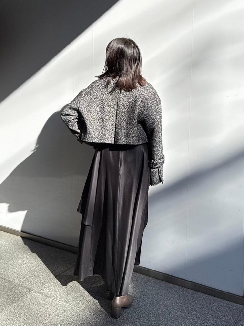 ブラック系のその他アウターを着用したレディースの秋コーディネートの3枚目の写真