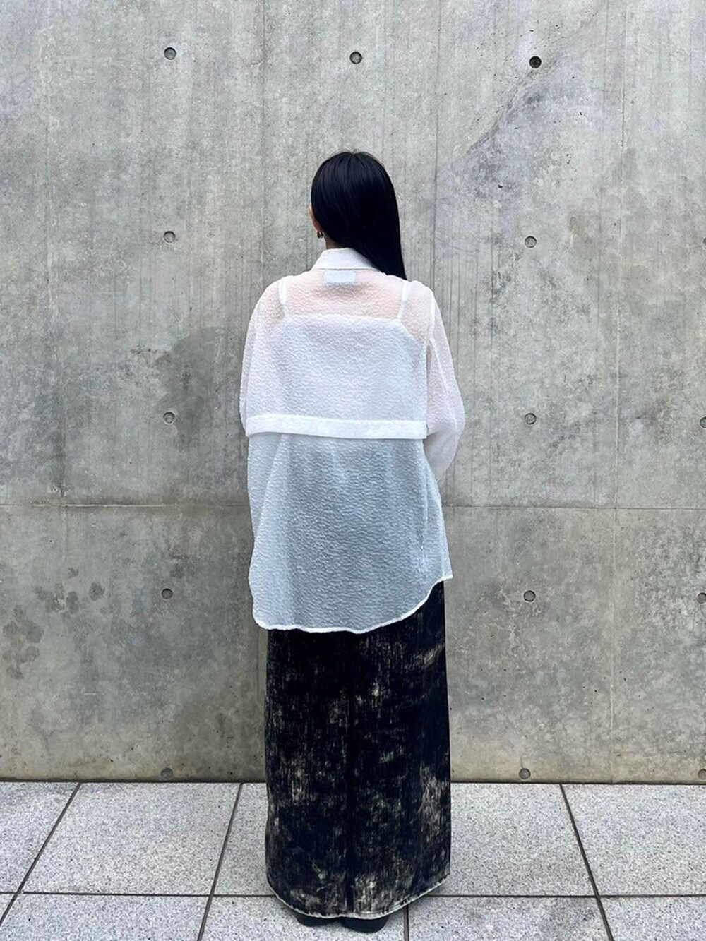 ホワイト系のシャツ/ブラウスを着用したレディースの春コーディネートの3枚目の写真