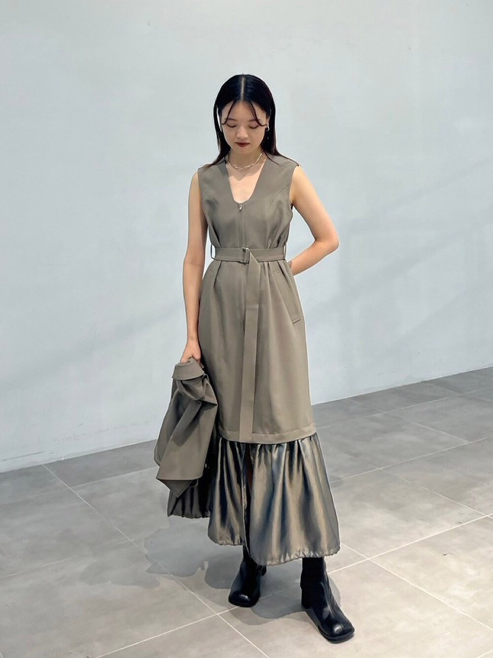 グリーン系のワンピースを着用したレディースの秋コーディネートの4枚目の写真