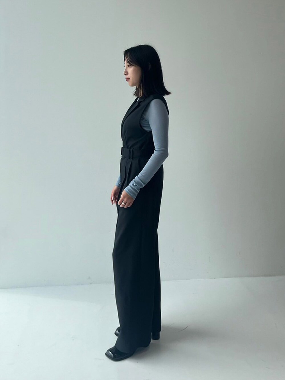 ブラック系のつなぎ/オールインワン、ブルー系のTシャツ/カットソーを着用したレディースの秋コーディネートの2枚目の写真