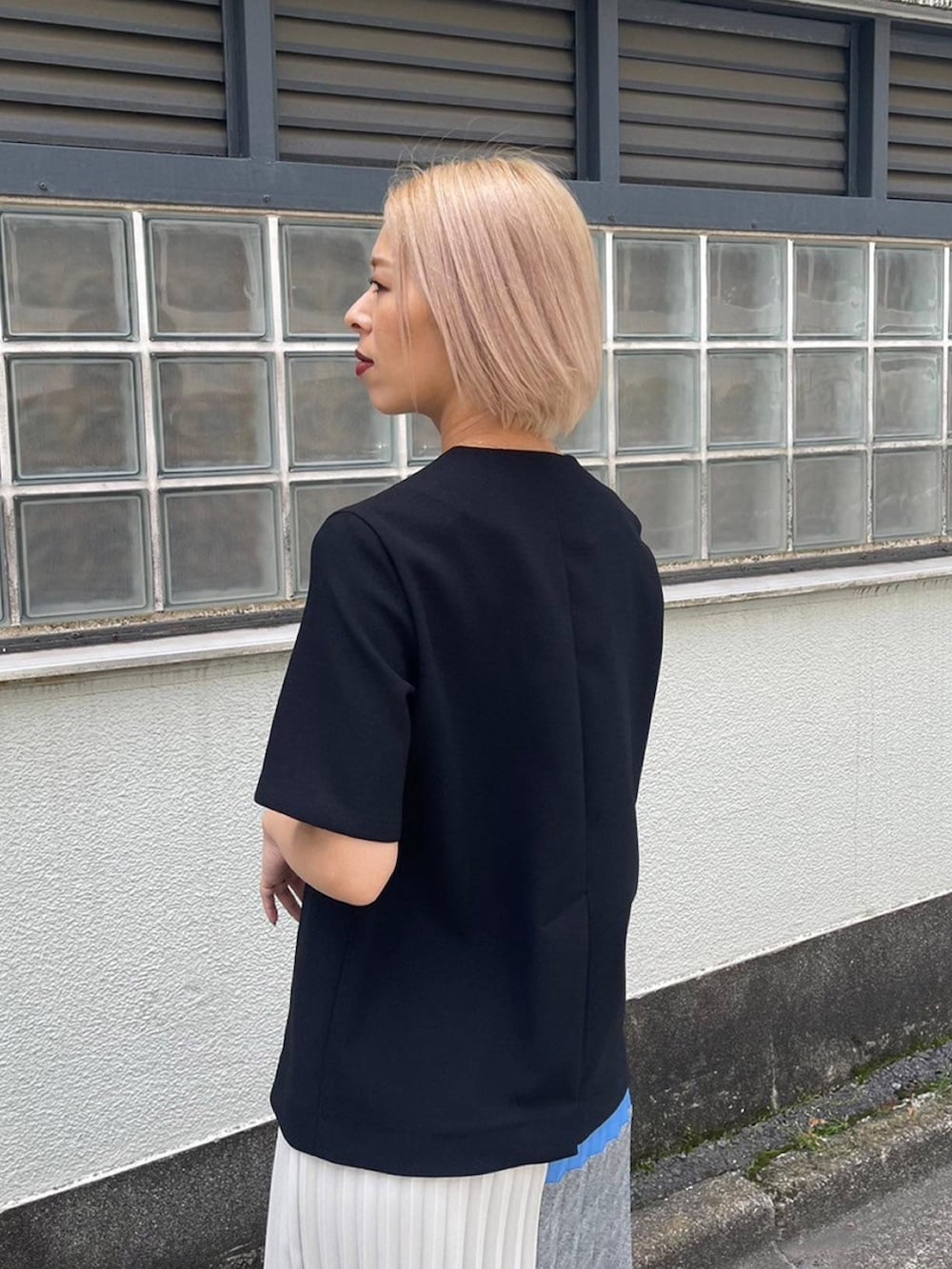 ブラック系のノーカラージャケット、ブルー系のスカートを着用したレディースの春コーディネートの5枚目の写真