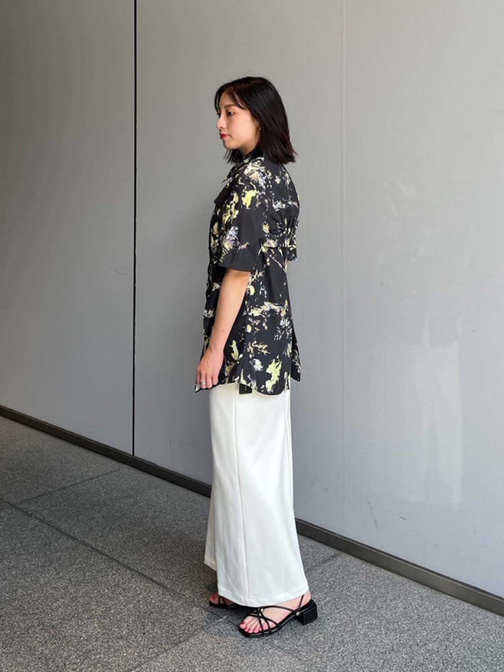 その他のシャツ/ブラウス、ホワイト系のスカートを着用したレディースの夏コーディネートの2枚目の写真