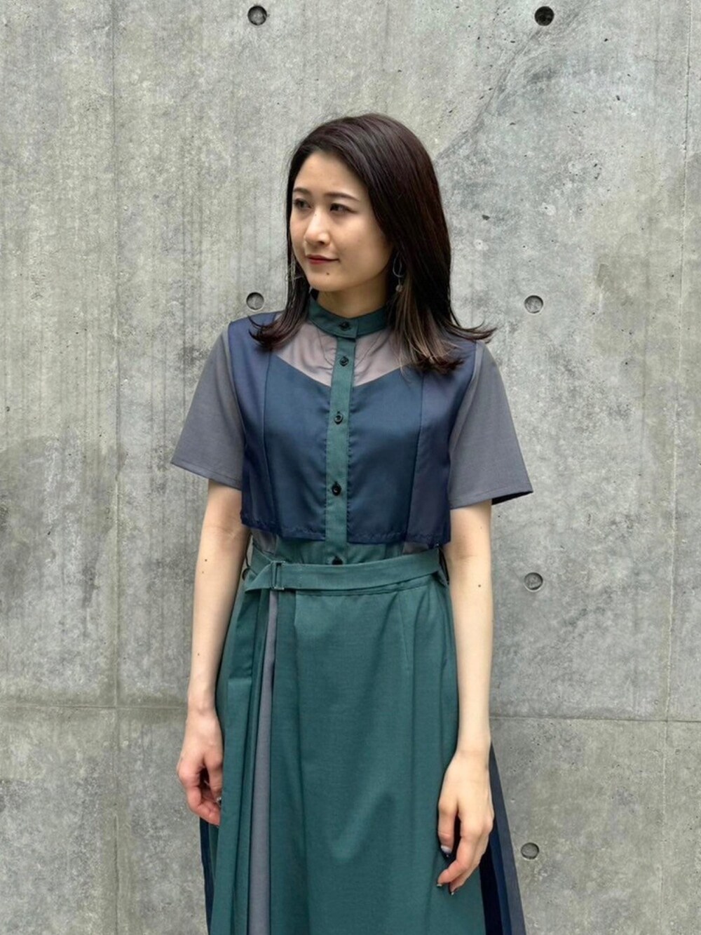 ブルー系のシャツワンピースを着用したレディースの春コーディネートの5枚目の写真