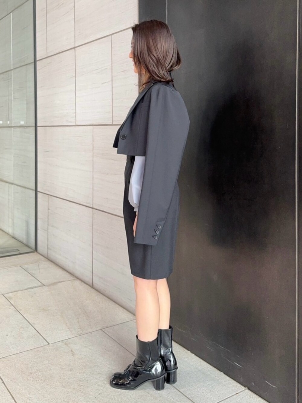 グレー系のシャツ/ブラウス、ブラック系のテーラードジャケット、ブラック系のその他パンツを着用したレディースの春コーディネートの2枚目の写真