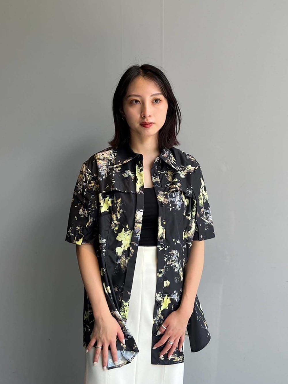 その他のシャツ/ブラウス、ホワイト系のスカートを着用したレディースの夏コーディネートの4枚目の写真