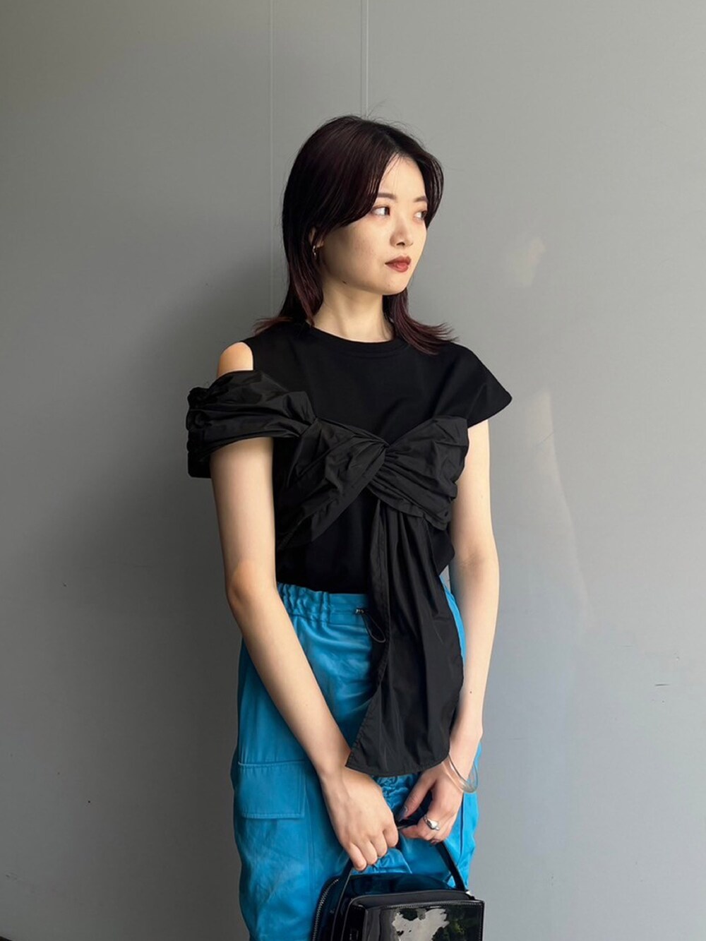 ブラック系のTシャツ/カットソー、ブルー系のスカートを着用したレディースの夏コーディネートの3枚目の写真