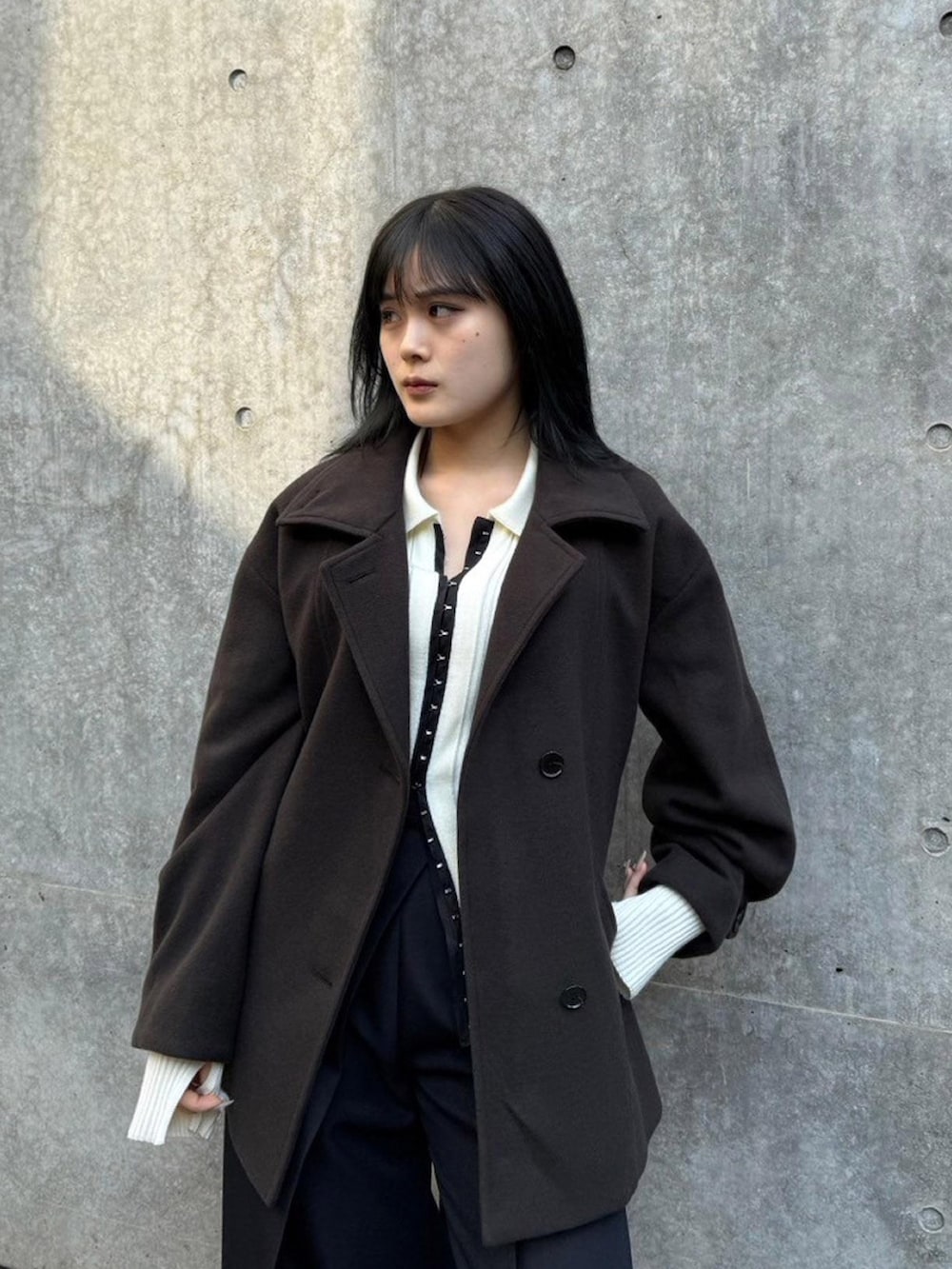 ブラウン系のその他アウターを着用したレディースの秋コーディネートの4枚目の写真