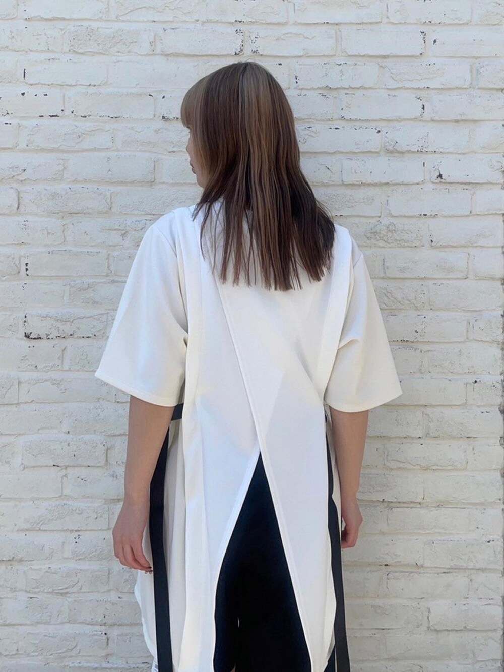 ホワイト系のTシャツ/カットソーを着用したレディースの春コーディネートの6枚目の写真