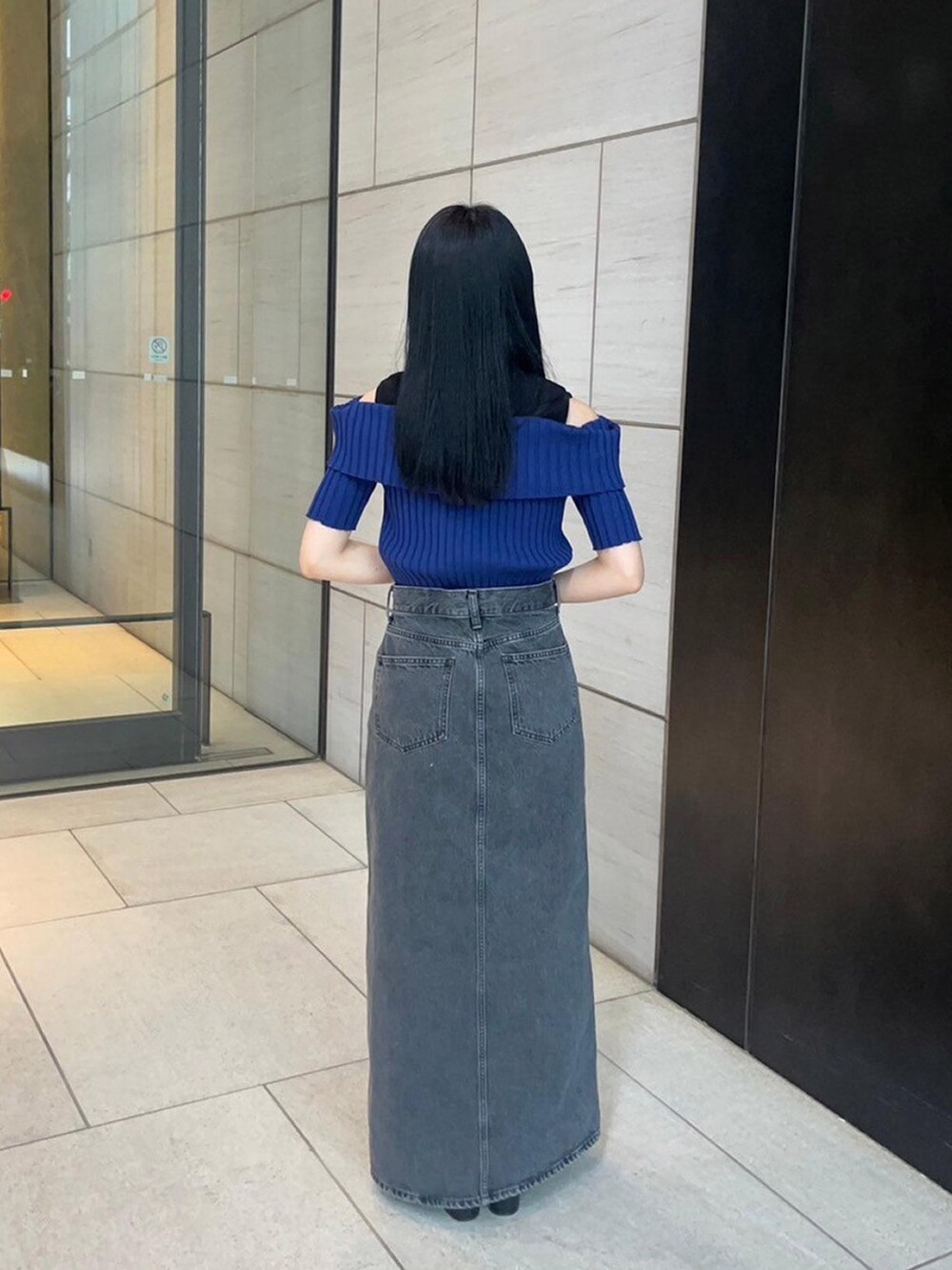 ブルー系のニット/セーターを着用したレディースの春コーディネートの3枚目の写真