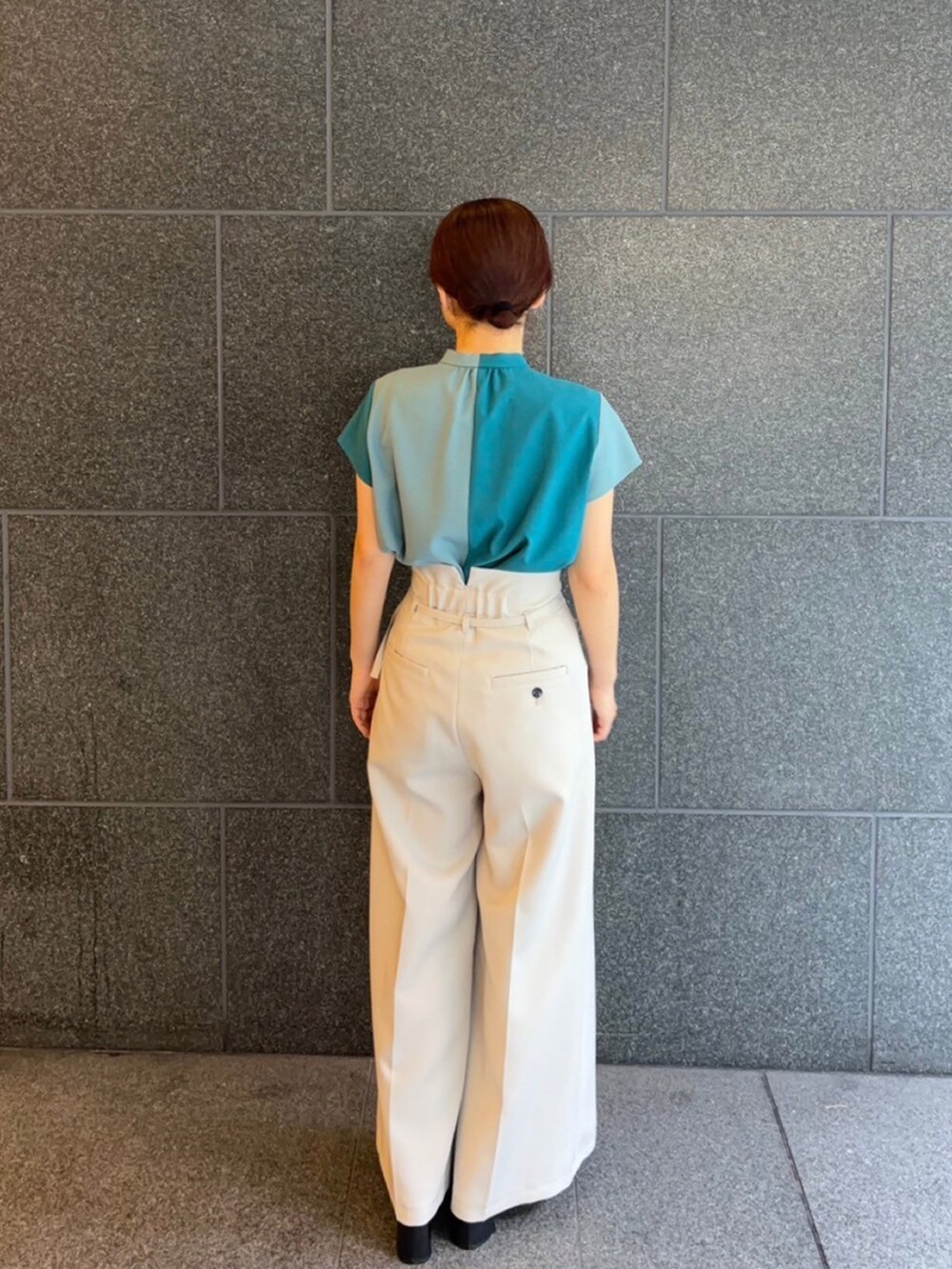 グリーン系のシャツ/ブラウス、グレー系のスラックスを着用したレディースの夏コーディネートの3枚目の写真