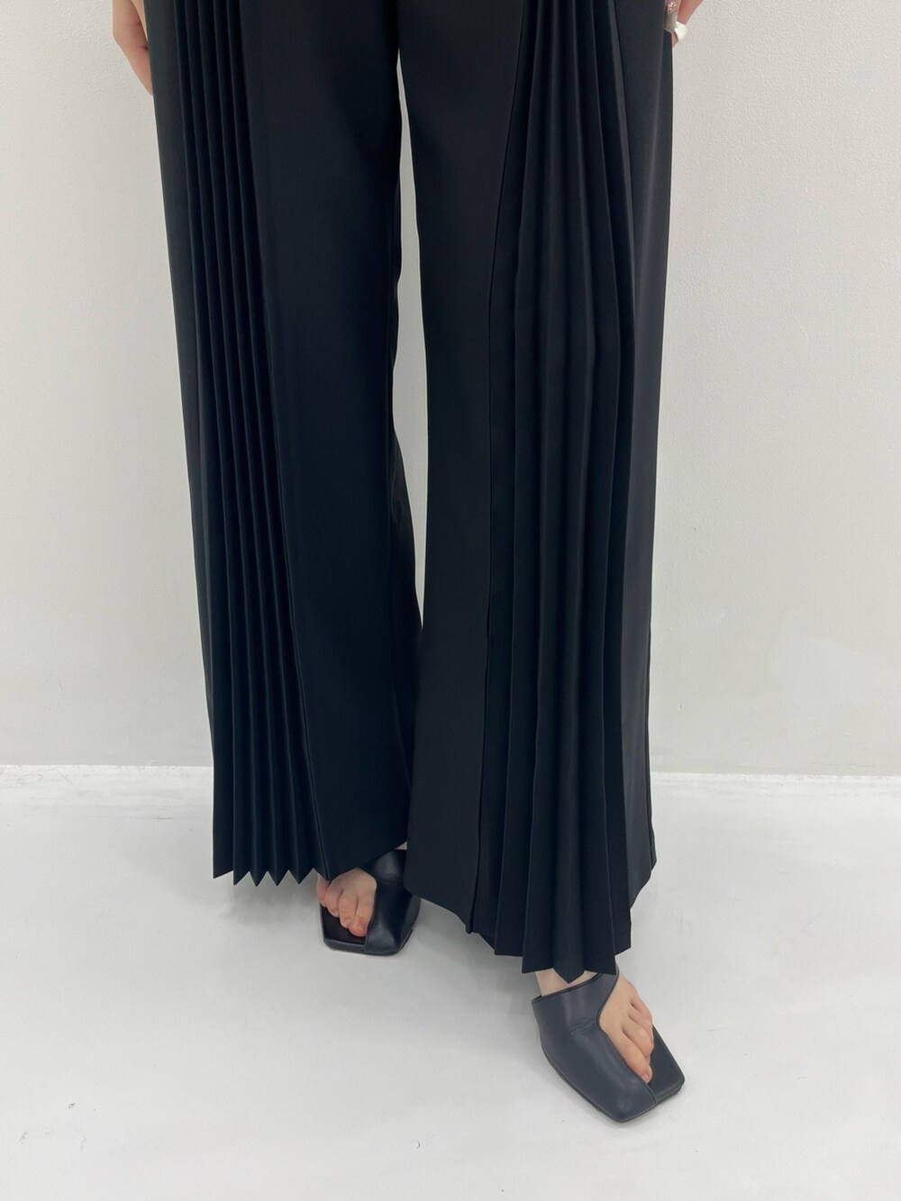 ブルー系のTシャツ/カットソー、ブラック系のその他パンツを着用したレディースの春コーディネートの7枚目の写真