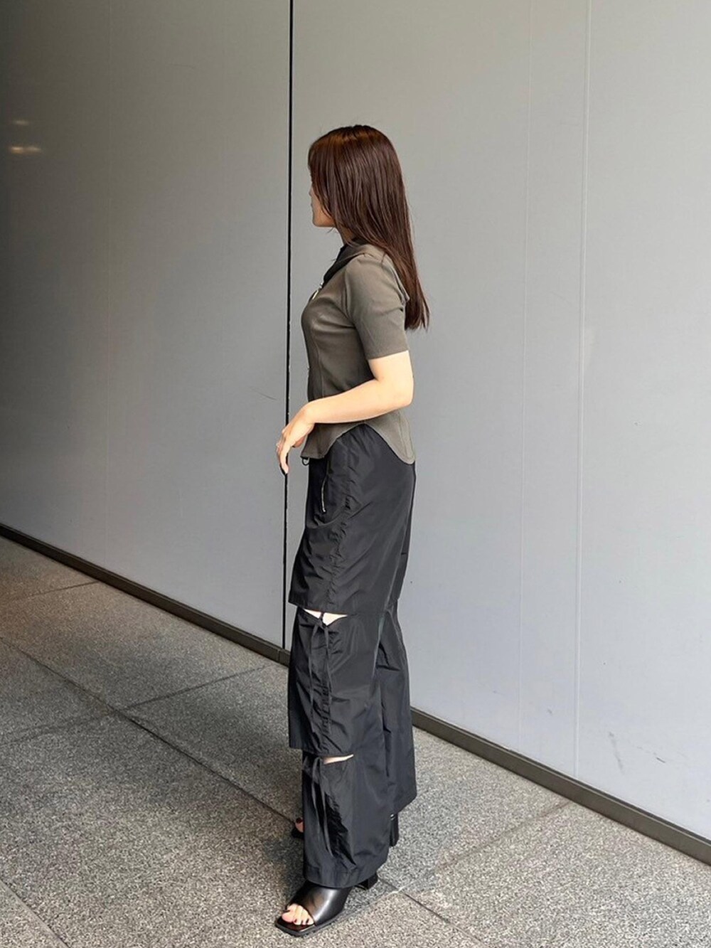 グリーン系のTシャツ/カットソー、ブラック系のその他パンツを着用したレディースの夏コーディネートの2枚目の写真