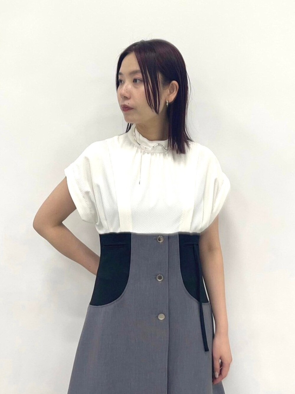 ホワイト系のワンピースを着用したレディースの春コーディネートの5枚目の写真