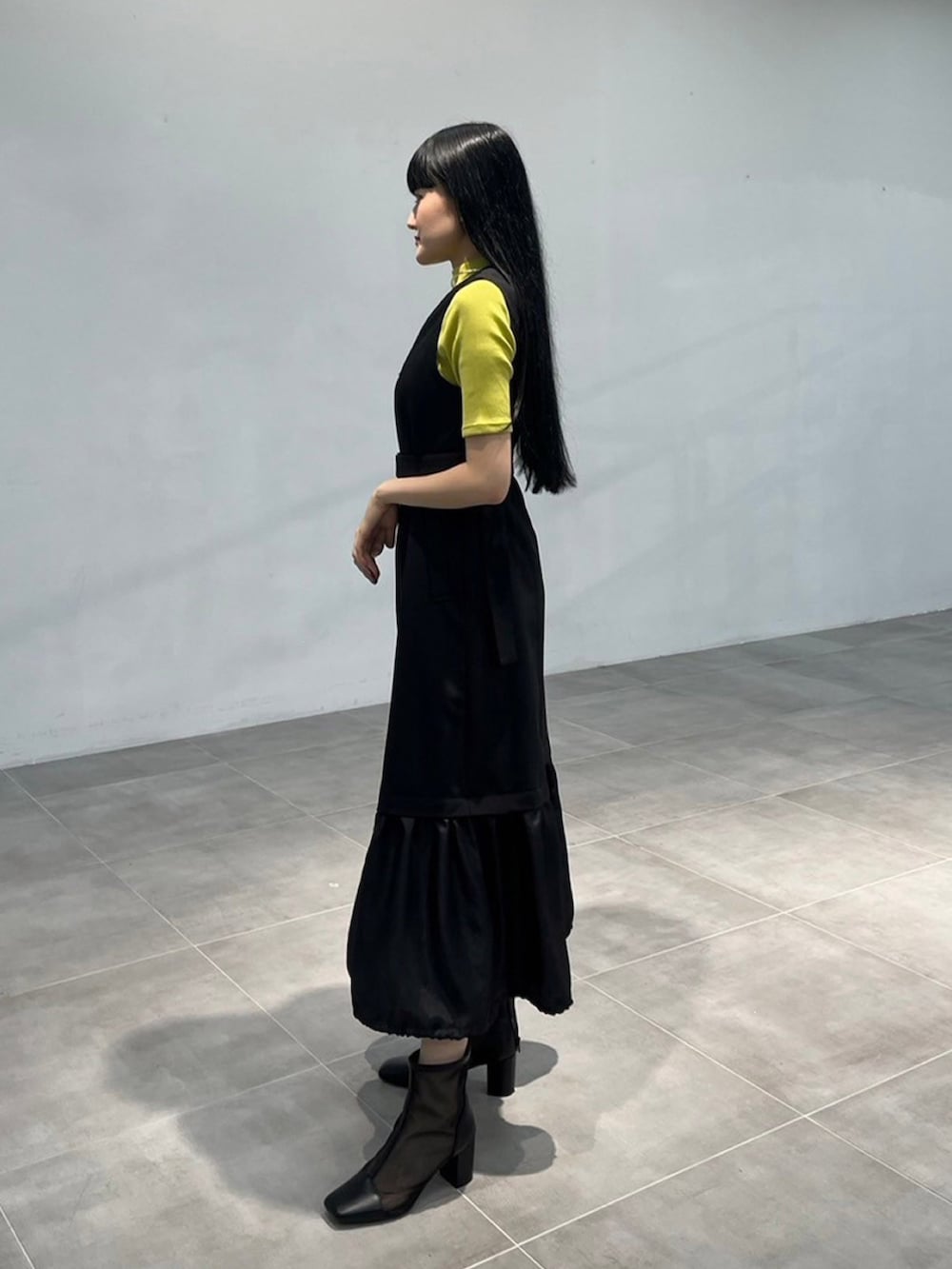 ブラック系のワンピース、グリーン系のTシャツ/カットソーを着用したレディースの秋コーディネートの2枚目の写真