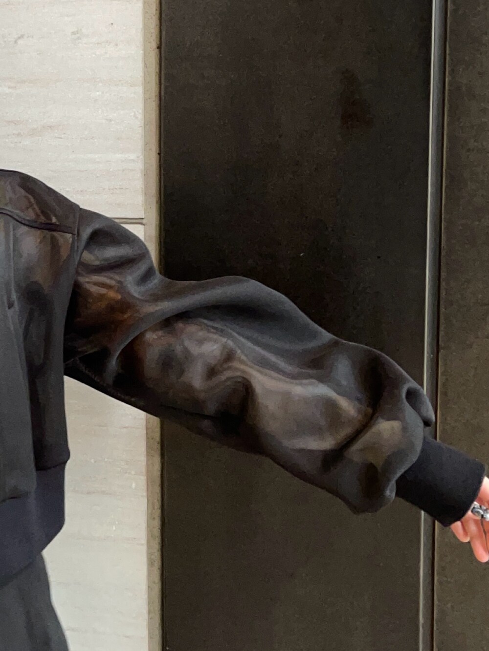 ブラック系のブルゾンを着用したレディースの春コーディネートの5枚目の写真