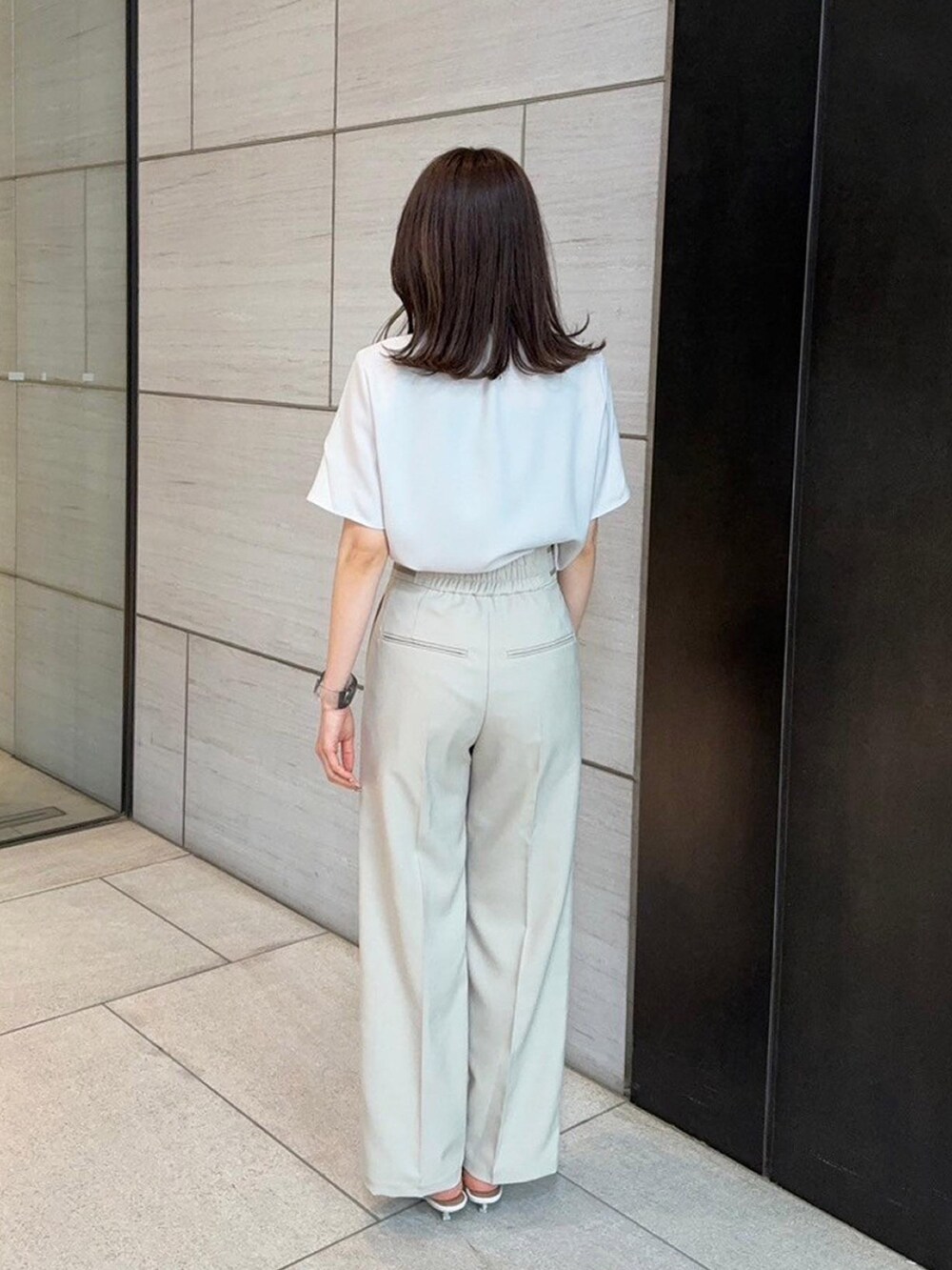 ベージュ系のシャツ/ブラウスを着用したレディースの春コーディネートの3枚目の写真