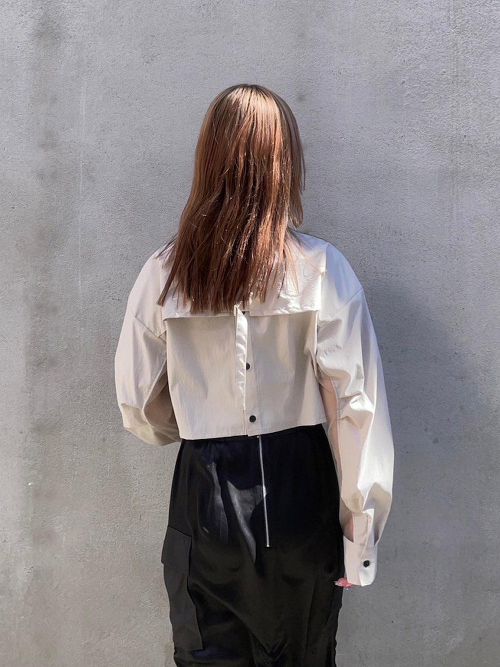 ベージュ系のシャツ/ブラウス、ブラック系のスカートを着用したレディースの春コーディネートの6枚目の写真