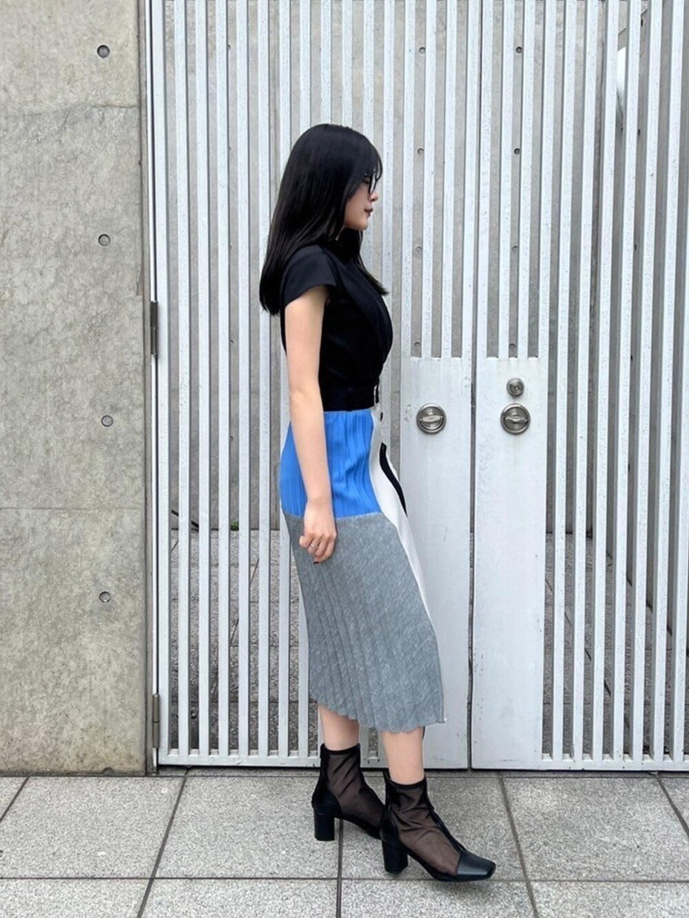 ブラック系のシャツ/ブラウス、ブルー系のスカートを着用したレディースの春コーディネートの4枚目の写真