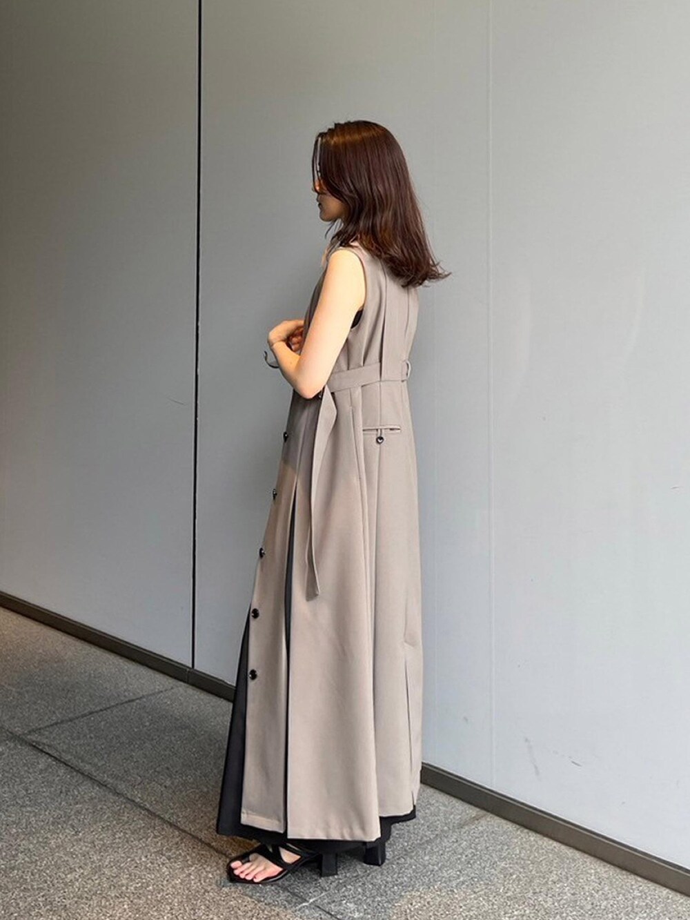 グレー系のタンクトップ、ブラック系のスカート、ベージュ系のワンピースを着用したレディースの夏コーディネートの2枚目の写真