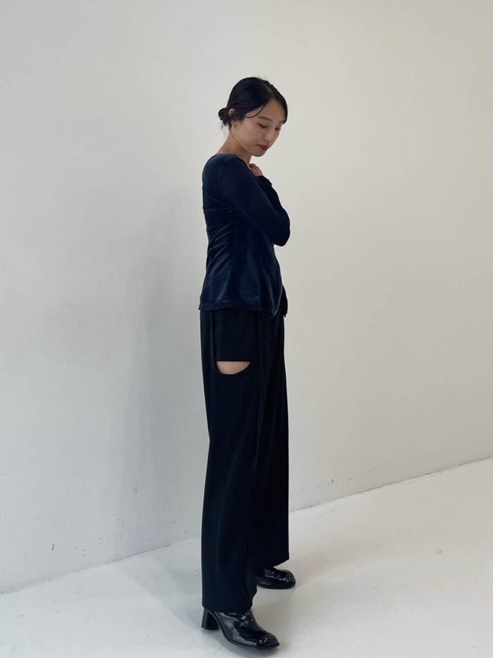 ブラック系のその他パンツ、ブルー系のTシャツ/カットソーを着用したレディースの秋コーディネートの2枚目の写真