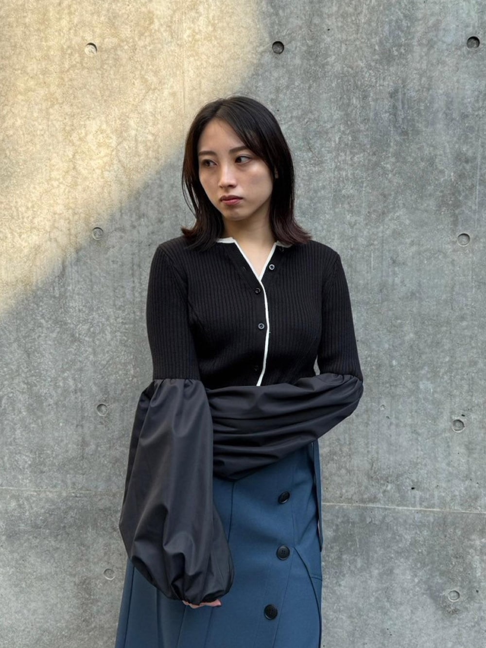 「UNITED TOKYOのバルーンスリーブニット（ニット/セーター、ブラック系）」を使った、UNITED TOKYO STAFFさん（レディース・161cm）の秋コーディネートの4枚目の写真