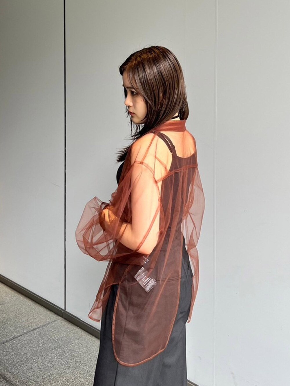 ブラウン系のシャツ/ブラウス、ブラック系のスラックスを着用したレディースの夏コーディネートの4枚目の写真